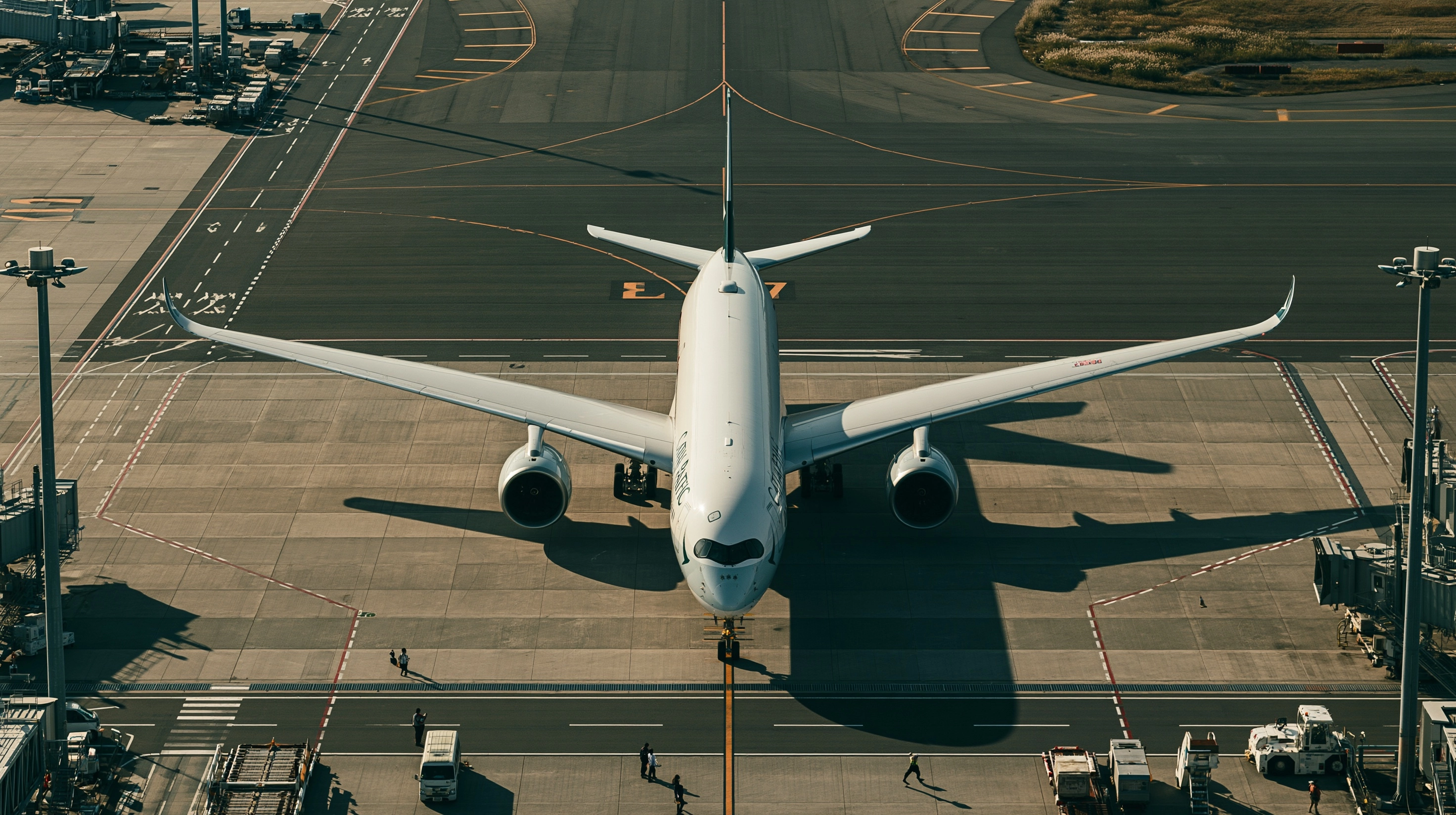航空航空飞机俯拍特写照片一架A350飞机在跑日历背景图高清素材1169