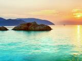 夕阳下美丽的湖泊