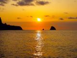 夕阳下波光粼粼海面