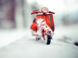 雪地里的玩具摩托车