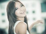 拥有甜美笑容的女子
