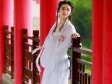 倚靠栏栅的美女