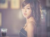吧台旁的美女