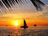 夕阳下的海面航行