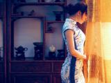 窗台边的美女