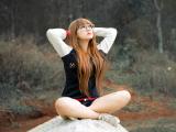 仰望天空的女孩