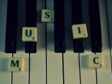 钢琴上的music