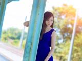 沉思中的娇美女子
