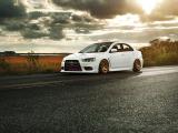 白色三菱Lancer Evolution X