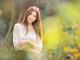 花丛里的少女