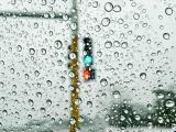 雨中的红绿灯