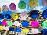 天空下的五彩雨伞