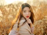 阳光下的气质美女